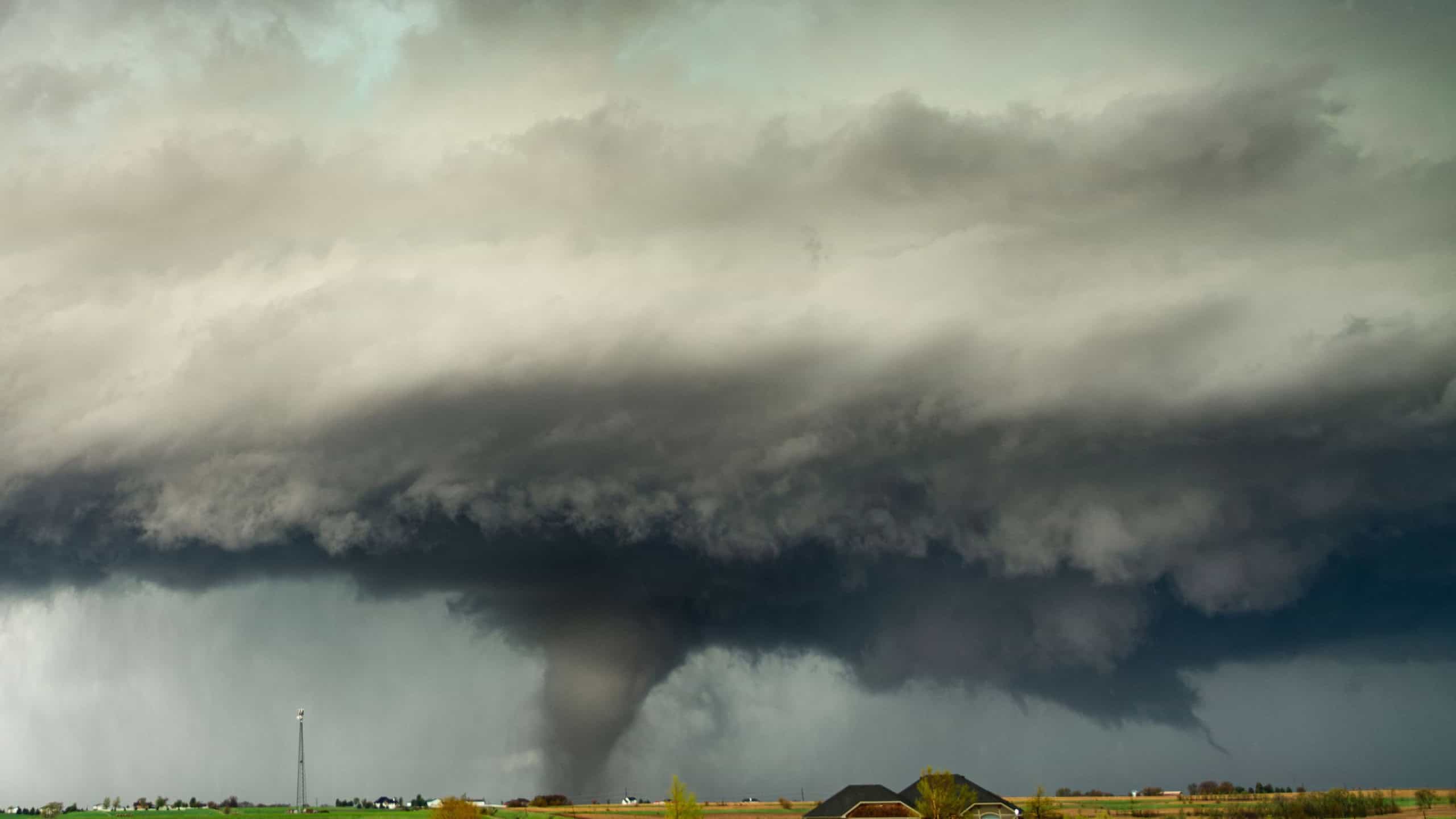 Céu carregado com nuvens de tempestade no Paraná antes do tornado